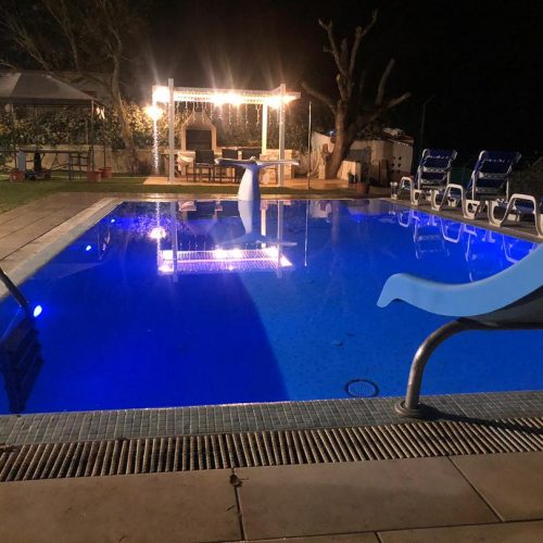 piscina de noche en casa rural